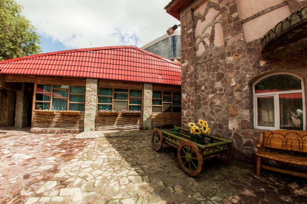 Hotel Edem Karagandy Exteriör bild