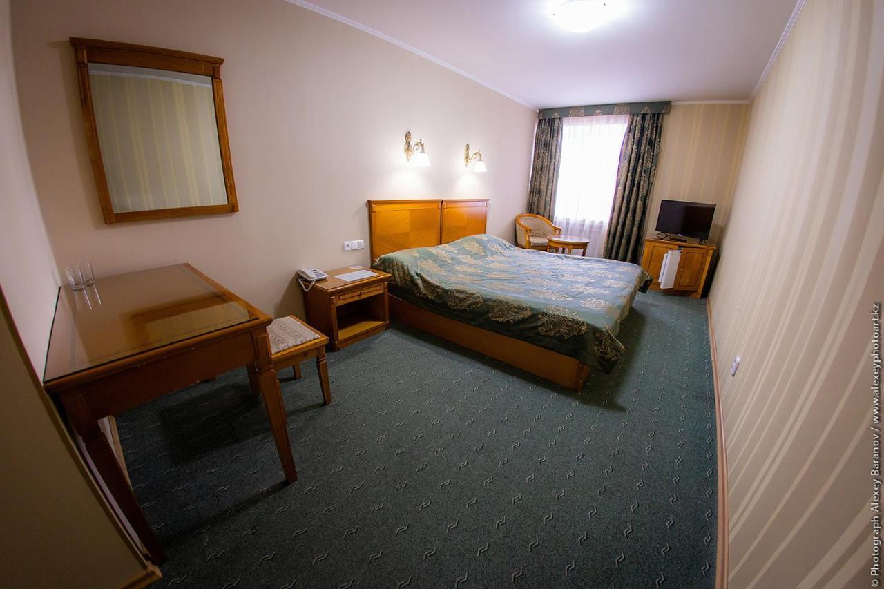 Hotel Edem Karagandy Exteriör bild