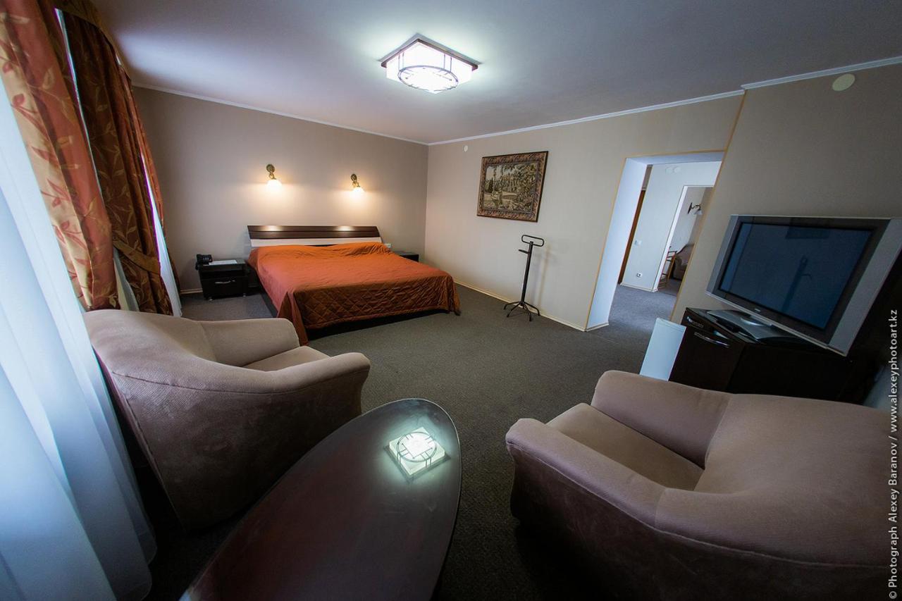 Hotel Edem Karagandy Exteriör bild